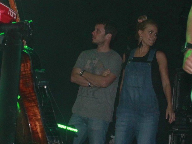Carolina Dieckmann com o marido, Tiago Worcman, em show no Rio (Foto: Isac Luz/ EGO)