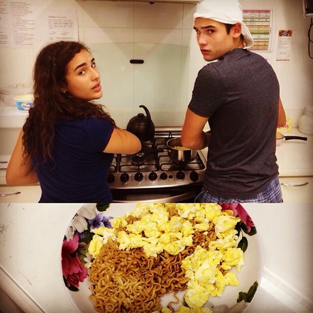 Lívian Aragão cozinha com o namorado, Nicolas Prattes (Foto: Instagram/ Reprodução)