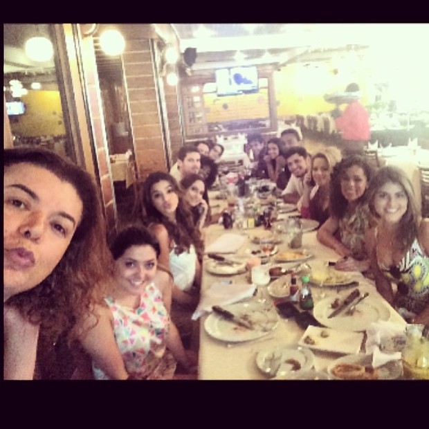 David Brazil com elenco feminino de Em Família (Foto: Instagram / Reprodução)