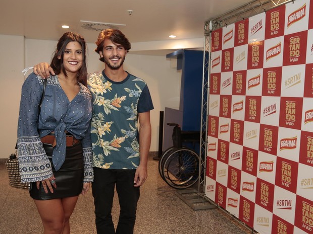 Giulia Costa e Brenno Leone em show na Zona Oeste do Rio (Foto: Felipe Panfili/ Divulgação)