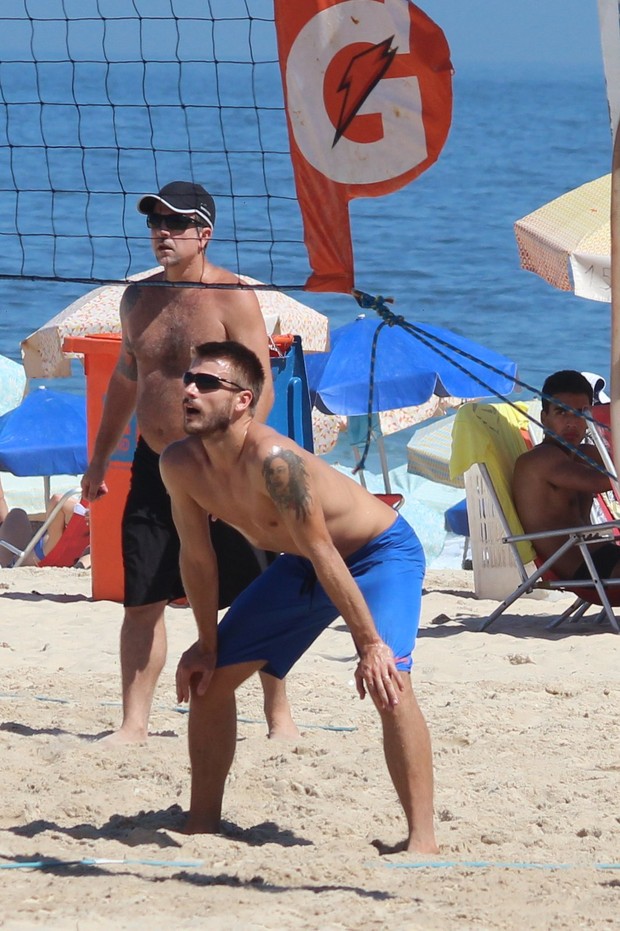 Rodrigo Hilbert na praia (Foto: Fabio Moreno/Photo RioNews)