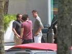 Thiago Lacerda conversa com amigos em frente a hotel no Rio