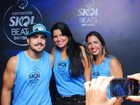 Caio Castro atende fãs e curte o carnaval em camarote em Salvador