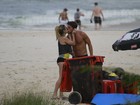 Danielle Winits se exercita com o namorado em praia do Rio