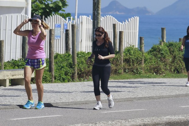 Giovanna Antonelli caminhando na orla da Barra da Tijuca  (Foto: Dilson Silva  / Agnews)