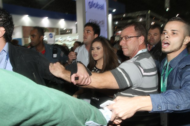 Maisa Silva - sessão de autógrafos  (Foto: Amauri Nehn/Brazil News)