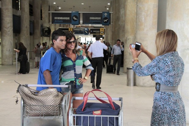 Babi Rossi e Olin Batista em aeroporto no Rio (Foto: Isac Luz / EGO)
