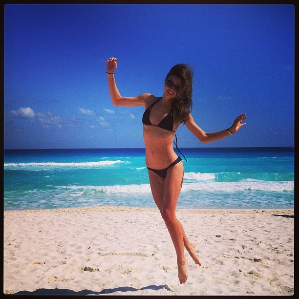Miranda Kerr na praia de biquíni (Foto: Instagram / Reprodução)
