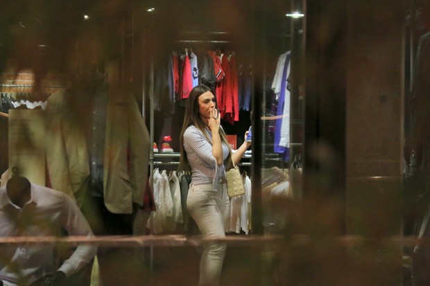Nicole Bahls compra roupas (Foto: Fabio Moreno/Agnews)