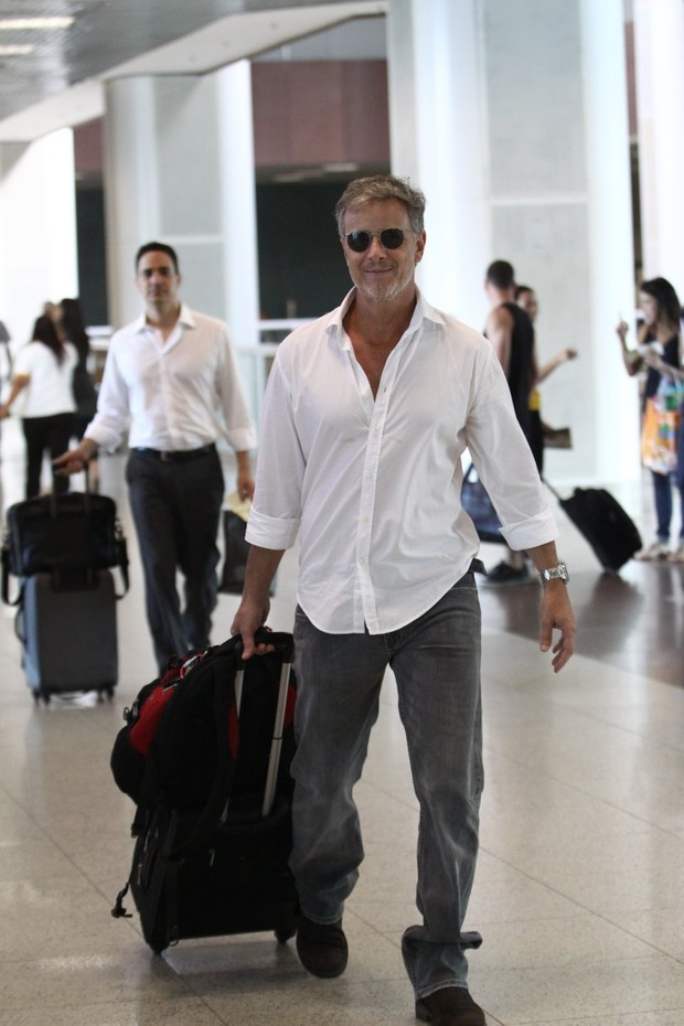 Marcello Novaes no aeroporto (Foto: Wagner Santos / Foto Rio News)