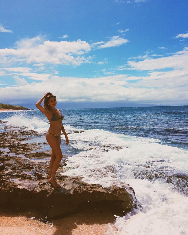Carolina Oliveira em férias no Havaí (Foto: Reprodução / Twitter)
