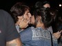 Giulia Costa e Brenno Leone se beijam em show de Henrique e Juliano no Rio