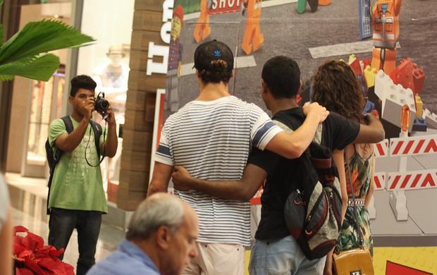 Débora Nascimento e José Loreto em shopping do Rio (Foto: Derick Abreu / Foto Rio News)