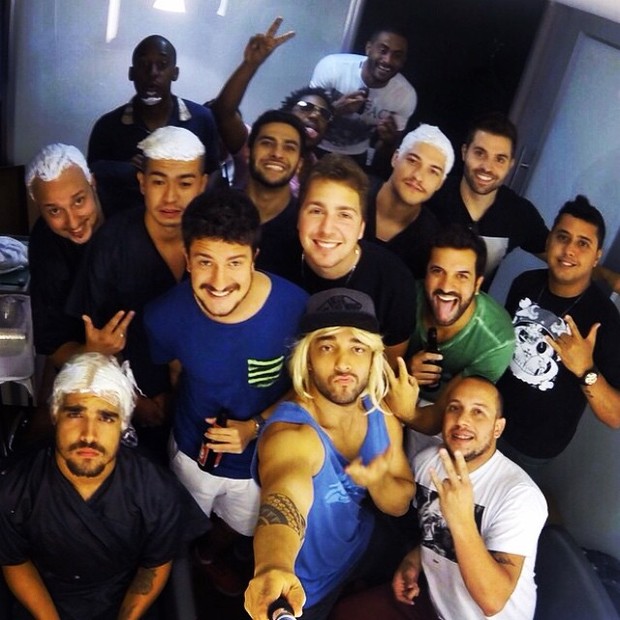 Caio Castro com amigos (Foto: Reprodução/Instagram)