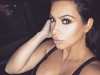 Kim Kardashian usa decotão e provoca fãs: ‘Olá’
