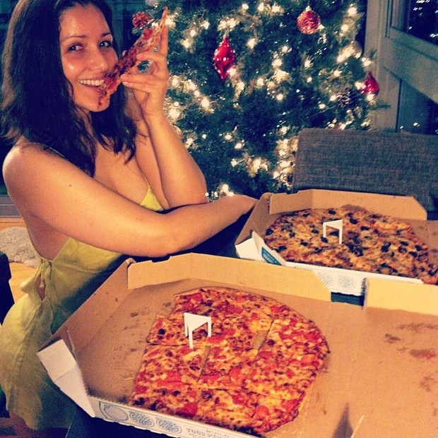 Nana Gouvêa come pizza em sua casa em Nova York, nos Estados Unidos (Foto: Instagram/ Reprodução)