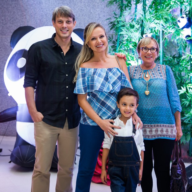 Eliana com o noivo Adriano, o filho Arthur e a mãe Eva (Foto: Manuela Scarpa/Brazil News)