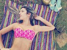 Tatiele Polyana mostra barriga reta e marquinha de biquíni em foto 