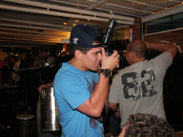 Thiago Martins dá uma de fotógrafo em restaurante no Rio (Foto: Adna Barbosa/ Foto Rio News)