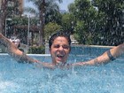 Em dia de muito calor, Thammy Miranda curte piscina no Rio