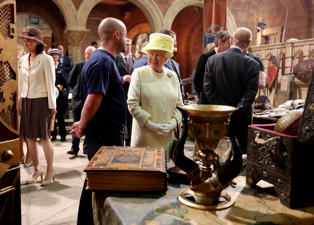 Rainha Elisabeth visitando o set de filmagens de Game of Thrones (Foto: Agência AFP)