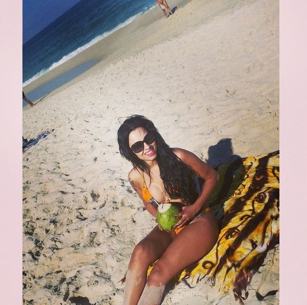 Ariadna de biquíni na praia (Foto: Instagram / Reprodução)