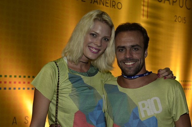 Roger Flores e Betina Schmidt no carnaval do Rio de Janeiro (Foto: Roberto Teixeira/ EGO)