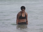 Thammy Miranda troca sunga por bermuda e exibe gordurinha em praia