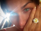 Ludmila Dayer fica noiva e mostra anel de noivado imenso na web