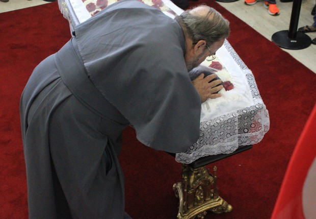 Padre Antonio Maria no velório de Jair Rodrigues (Foto: Celso Tavares/ EGO)