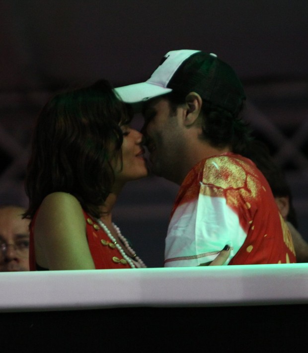 Vanessa Giácomo beija namorado em Salvador (Foto: Wagner Santos/ Foto Rio News)