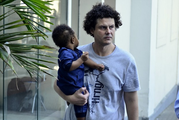 Igor Machado, filho de Lidoka, com o filho, Tom (Foto: Roberto Teixeira / EGO)