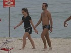 Roger Flores curte tarde de sol na praia com a filha