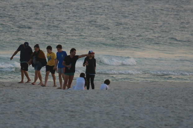 Vanessa Giacomo vai com seus filhos na praia da Barra da Tijuca (Foto: Dilson Silva/AgNews)