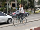 Depois de multa em blitz da lei seca, Julia Lemmertz anda de bicicleta