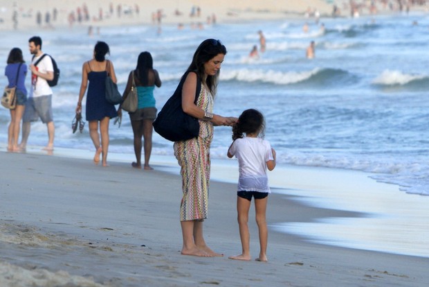 Claudia Abreu passeia com um das filhas (Foto: FotoRioNews)