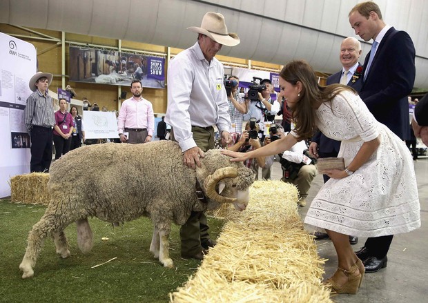 Kate Middleton e Príncipe William em uma feira na Austrália (Foto: Reuters)