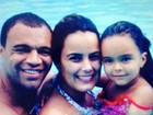 Luciele Di Camargo curte piscina com a família e diz: 'Felicidade'