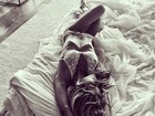 Giovanna Ewbank posa de lingerie na cama e magreza chama atenção