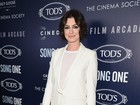 Com look todo branco, Anne Hathaway arrasa em première