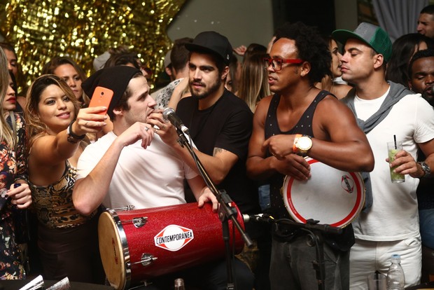 Caio Castro e Gil Coelho participam de roda de samba no Rio (Foto: Raphael Mesquita/ Divulgação)