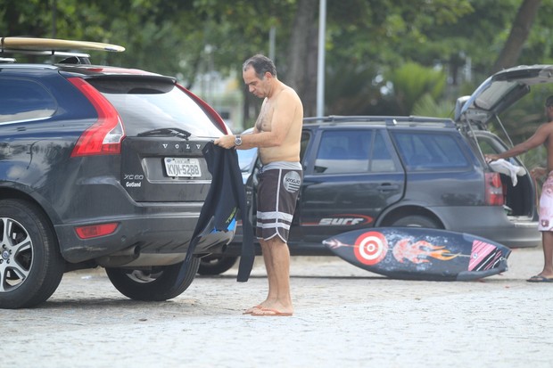 Humberto Martins surfa em praia no RJ (Foto: Delson Silva / Agnews)