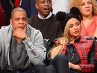 De gorro com orelhinhas, Beyoncé assiste a jogo ao lado de Jay-Z