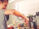 Light: Yasmin Brunet prepara carne de soja e posta vídeo na internet