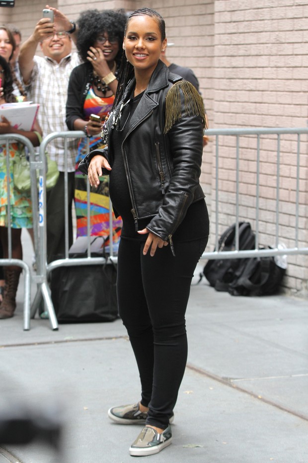 Alicia Keys, grávida, atende fãs antes de participar de um programa de televisão em Nova York, nos Estados Unidos (Foto: AKM-GSI Brasil/ Agência)