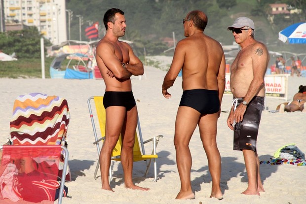 Malvino Salvador na praia da Barra da Tijuca, RJ (Foto: Johnson Parraguez / FotoRioNews)