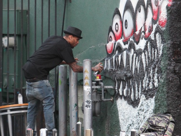 Chris Brown grafitando X17 (Foto: X17/Agência)