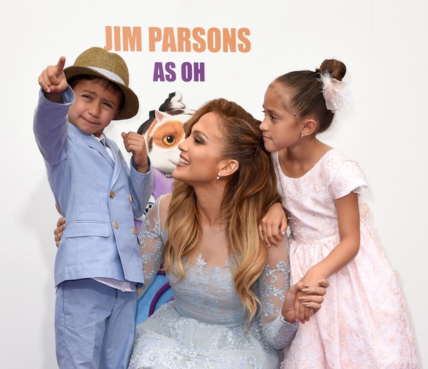 Jennifer Lopez e os filhos, Maximilian David e Emme Maribel, em première em Los Angeles, nos Estados Unidos (Foto: Jason Merritt/ Getty Images/ AFP)
