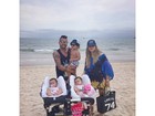 Dentinho e Dani Souza levam as filhas pela primeira vez à praia