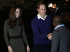 Às vésperas do Natal, príncipe William e Kate visitam instituição beneficente